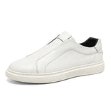 Sapatos clássicos de couro slip-on