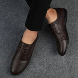 Sapatos elegantes em pele