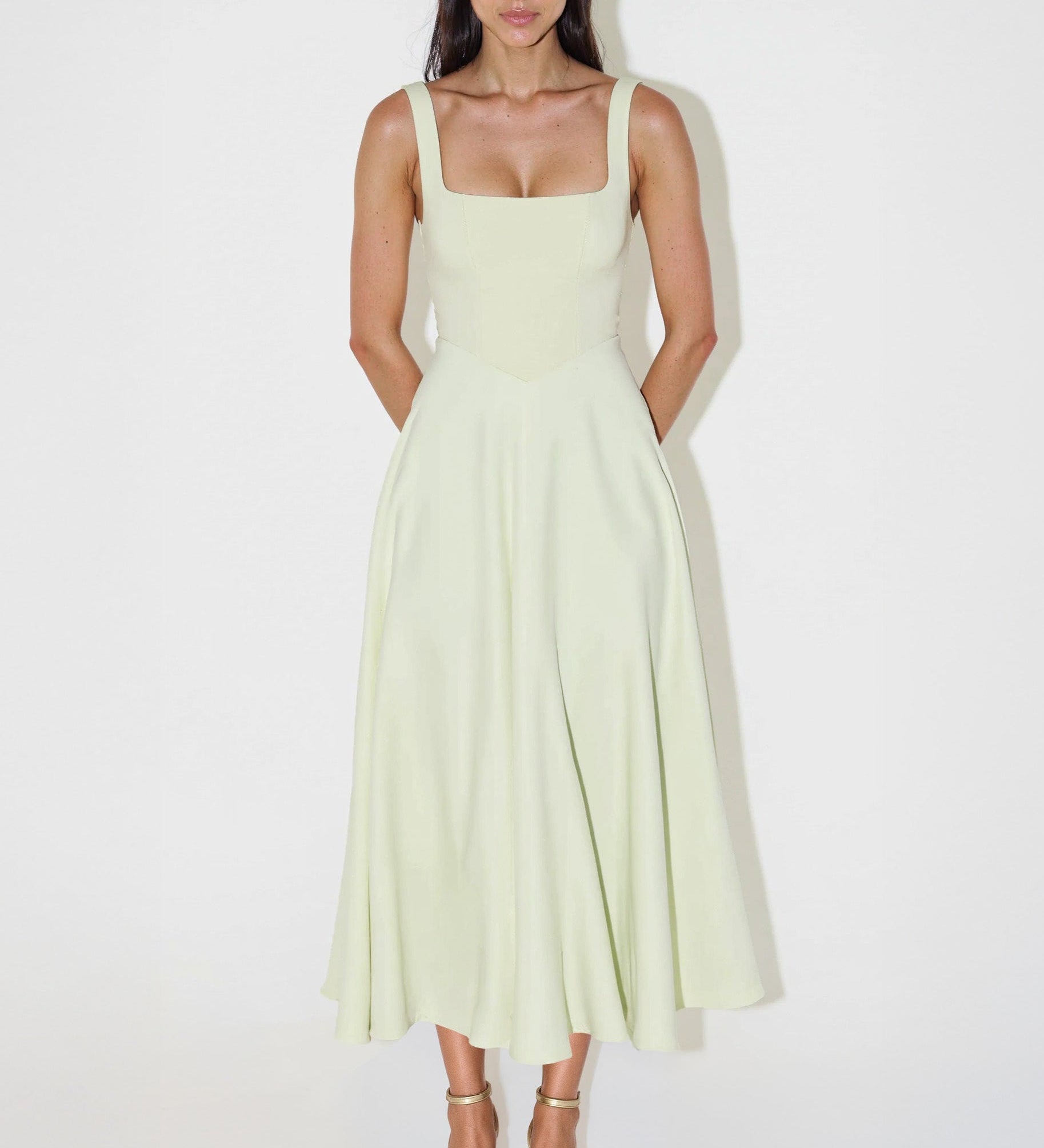 NOMI™ | Vestido midi com decote quadrado