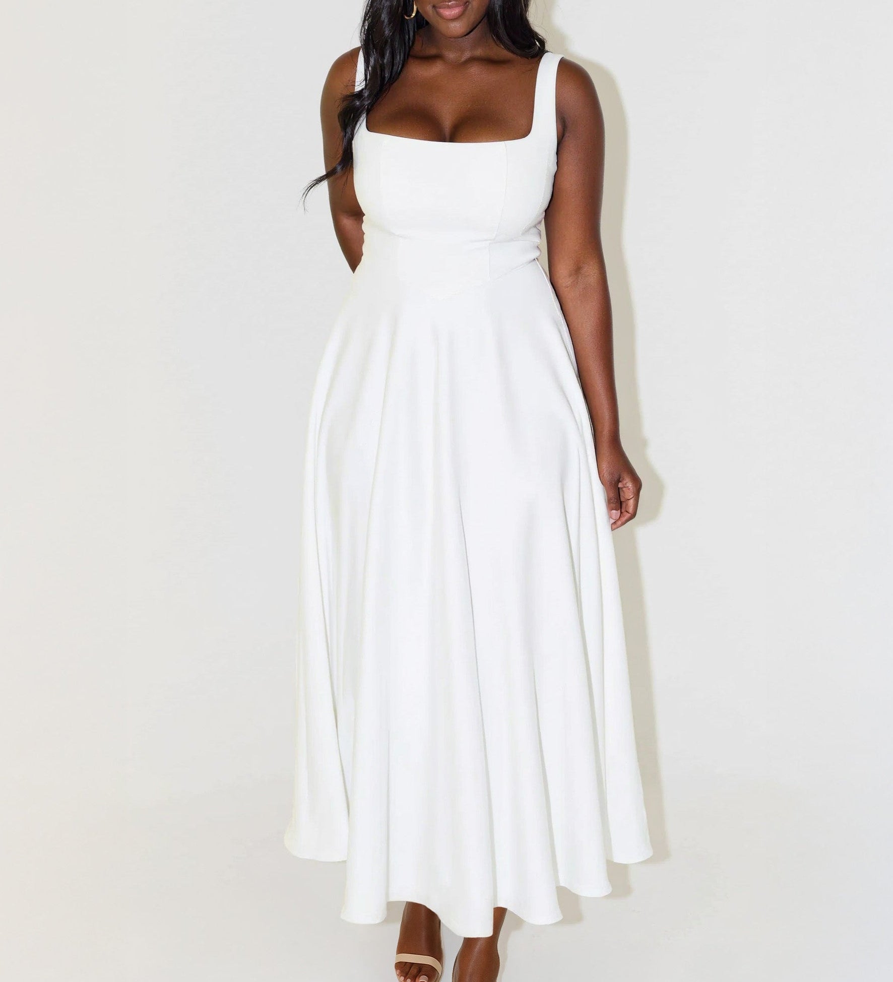 NOMI™ | Vestido midi com decote quadrado
